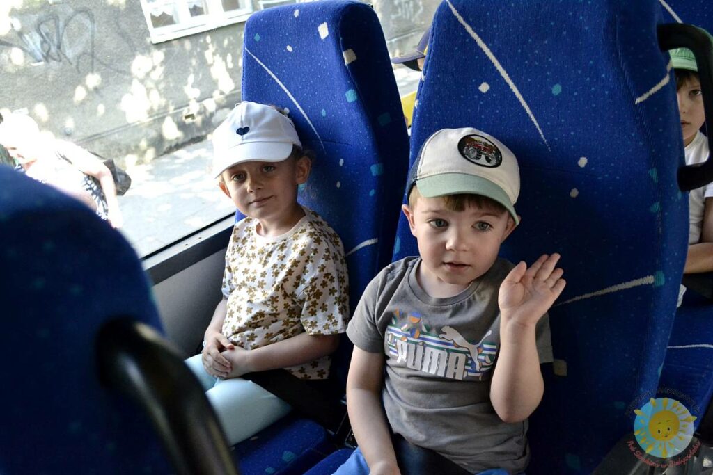 Uśmiechnięte dzieci siedzące w autokarze - Przedszkole Samorządowe Nr 2 Pod Słonkiem w Białymstoku