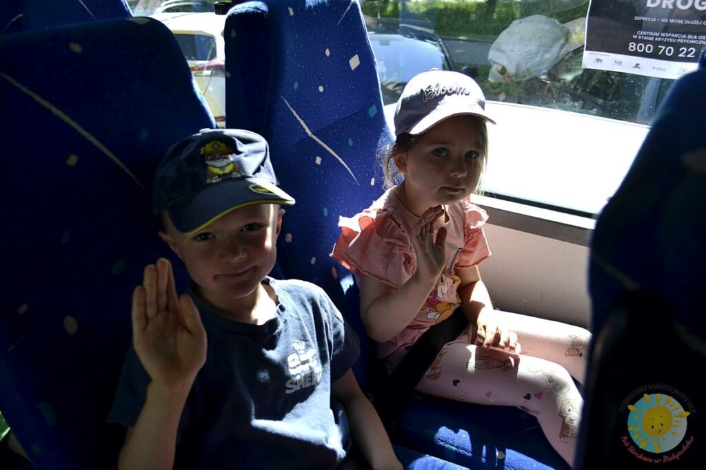 Uśmiechnięte dzieci siedzące w autokarze - Przedszkole Samorządowe Nr 2 Pod Słonkiem w Białymstoku