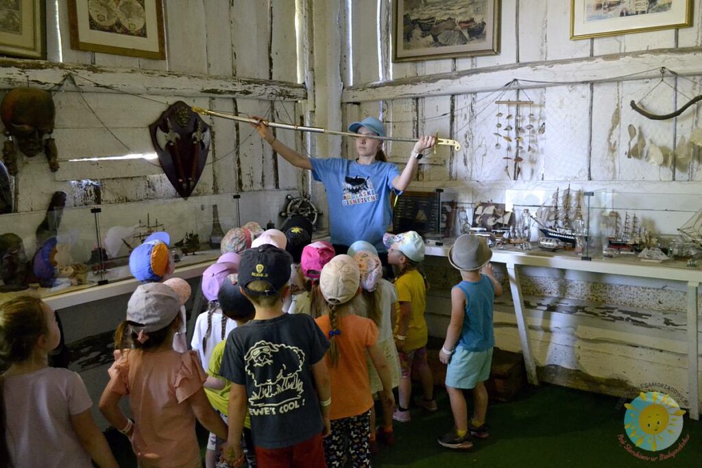 Grupka dzieci zwiedza muzeum morskie - Przedszkole Samorządowe Nr 2 Pod Słonkiem w Białymstoku