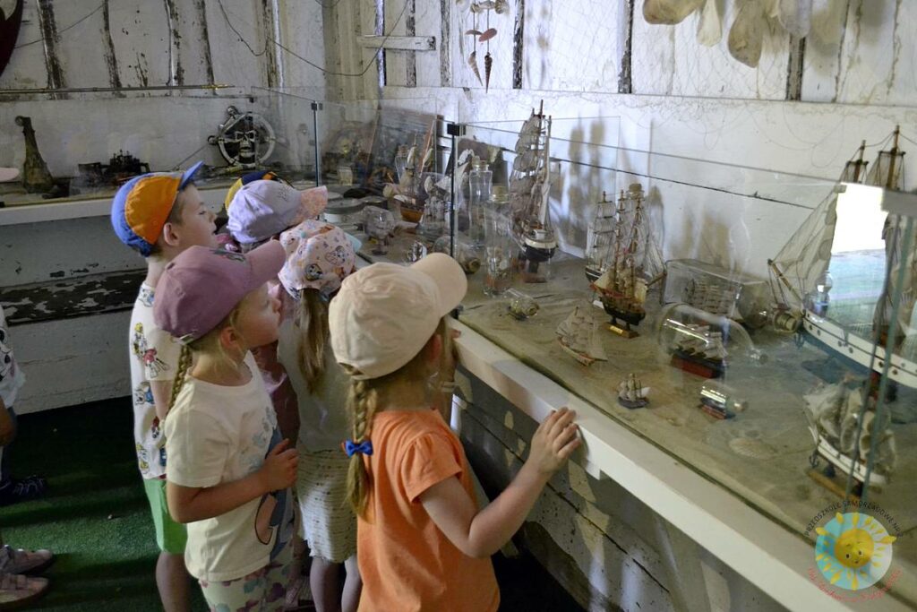 Grupka dzieci zwiedza muzeum morskie - Przedszkole Samorządowe Nr 2 Pod Słonkiem w Białymstoku