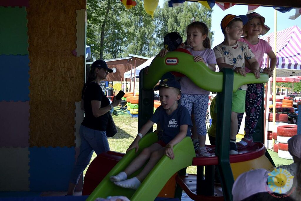 Uśmiechnięte dzieci bawiące się w parku - Przedszkole Samorządowe Nr 2 Pod Słonkiem w Białymstoku