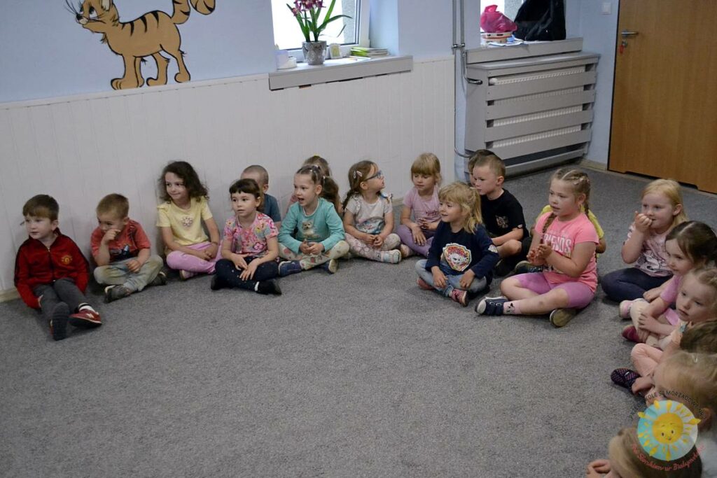 Siedzące dzieci na dywanie - Przedszkole Samorządowe Nr 2 Pod Słonkiem w Białymstoku