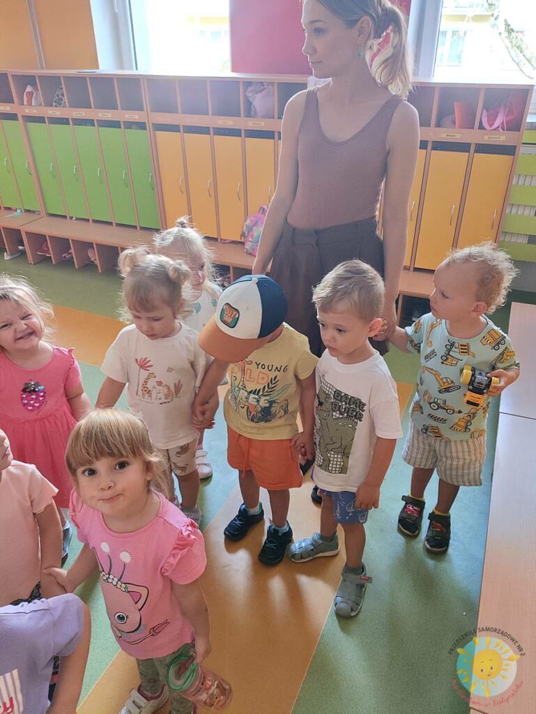 Bawiące się uśmiechnięte dzieci - Przedszkole Samorządowe Nr 2 Pod Słonkiem w Białymstoku