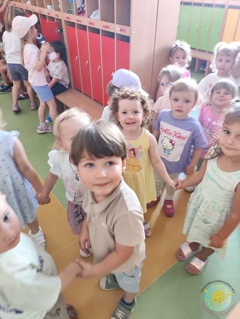 Bawiące się uśmiechnięte dzieci - Przedszkole Samorządowe Nr 2 Pod Słonkiem w Białymstoku