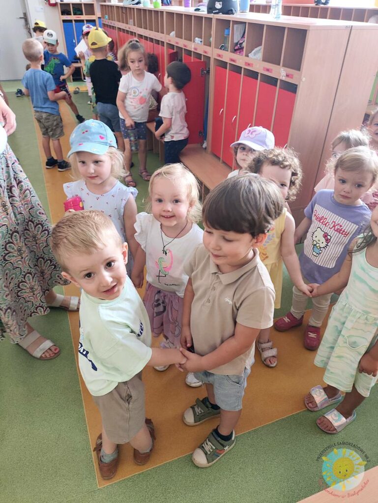 Bawiące się uśmiechnięte dzieci - Przedszkole Samorządowe Nr 2 Pod Słonkiem w Białymstoku