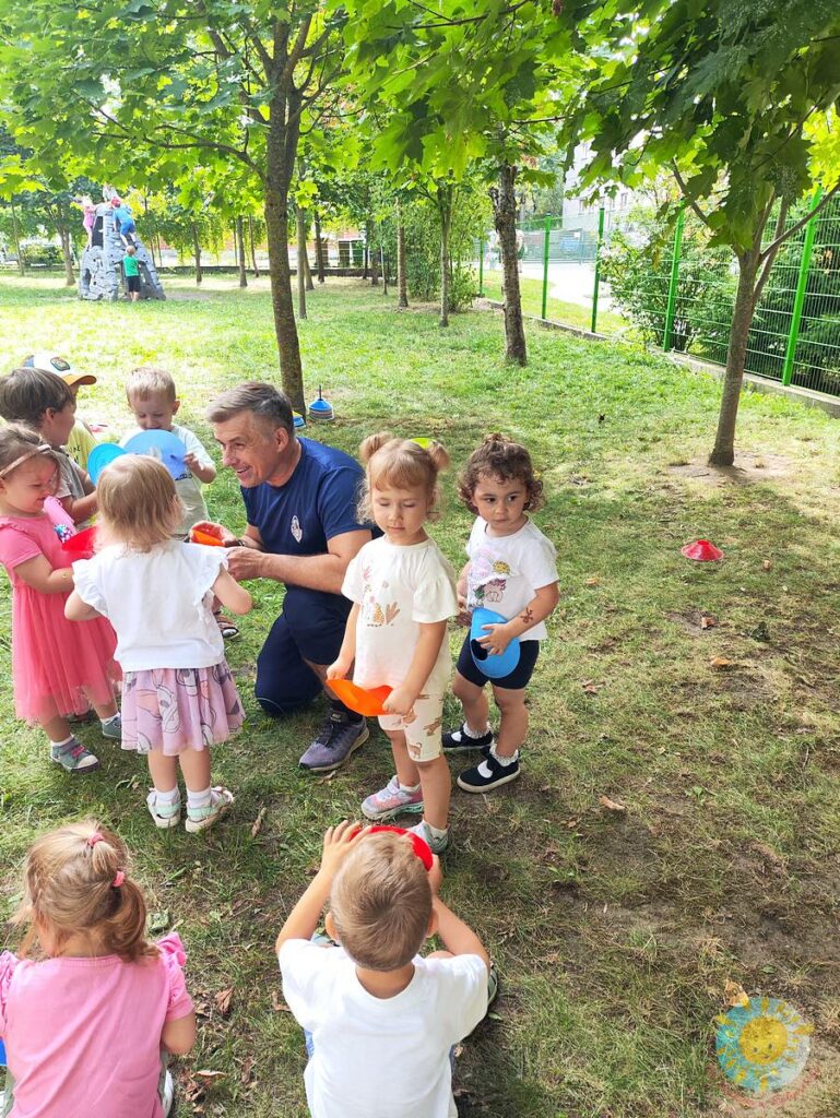 Bawiące się uśmiechnięte dzieci - Przedszkole Samorządowe Nr 2 Pod Słonkiem w Białymstoku