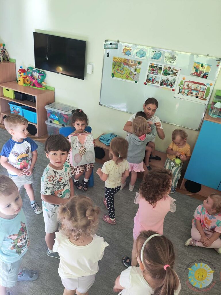 Bawiące się uśmiechnięte dzieci - Przedszkole Samorządowe Nr 2 Pod Słonkiem w Białymstoku