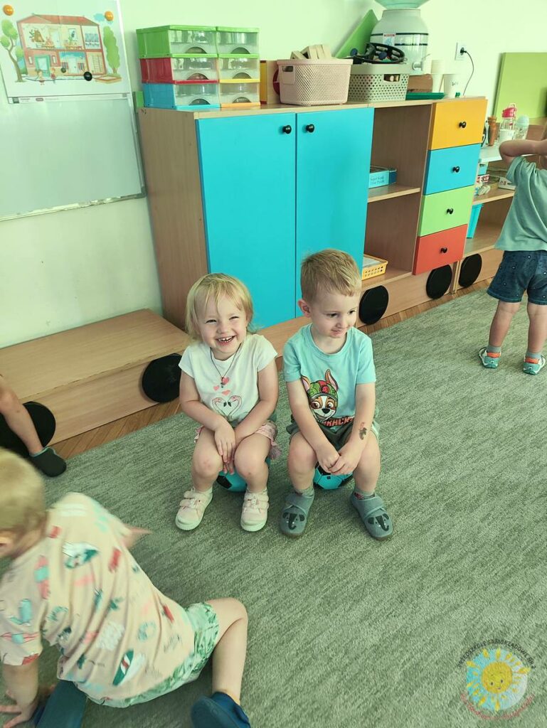 Bawiące się uśmiechnięte dzieci - Przedszkole Samorządowe Nr 2 Pod Słonkiem w Białymstoku
