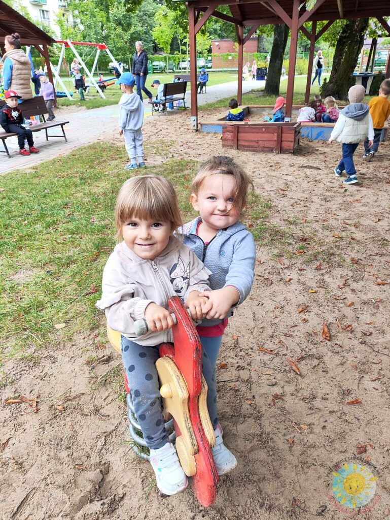 Bawiące się uśmiechnięte dzieci - Przedszkole Samorządowe Nr 2 Pod Słonkiem w Białymstoku