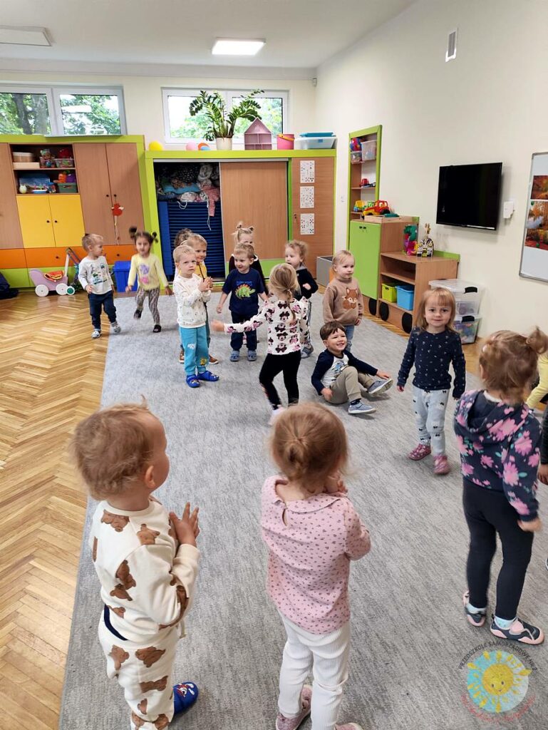 Dzieci uczestniczą w zajęciach - Przedszkole Samorządowe Nr 2 Pod Słonkiem w Białymstoku