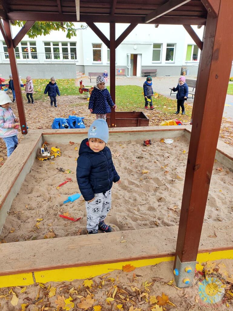 Bawiące się dzieci na przedszkolnym placu zabaw - Przedszkole Samorządowe Nr 2 Pod Słonkiem w Białymstoku