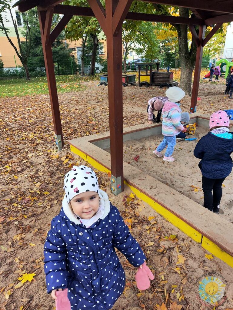 Bawiące się dzieci w ogrodzie przedszkolnym - Przedszkole Samorządowe Nr 2 Pod Słonkiem w Białymstoku