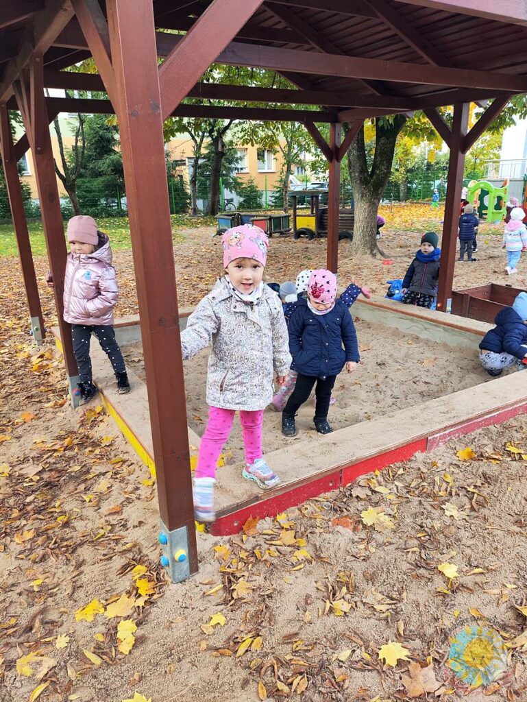 Bawiące się dzieci w ogrodzie przedszkolnym - Przedszkole Samorządowe Nr 2 Pod Słonkiem w Białymstoku