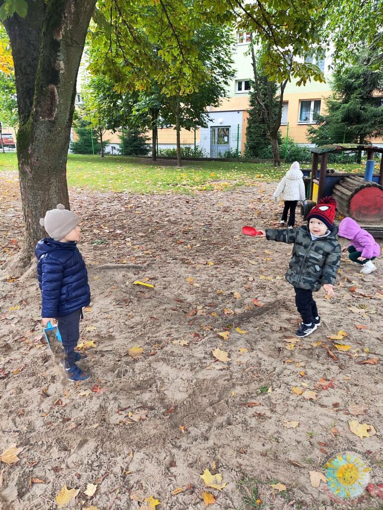 Bawiące się dzieci w ogrodzie przedszkolnym - Przedszkole Samorządowe Nr 2 Pod Słonkiem w Białymstoku