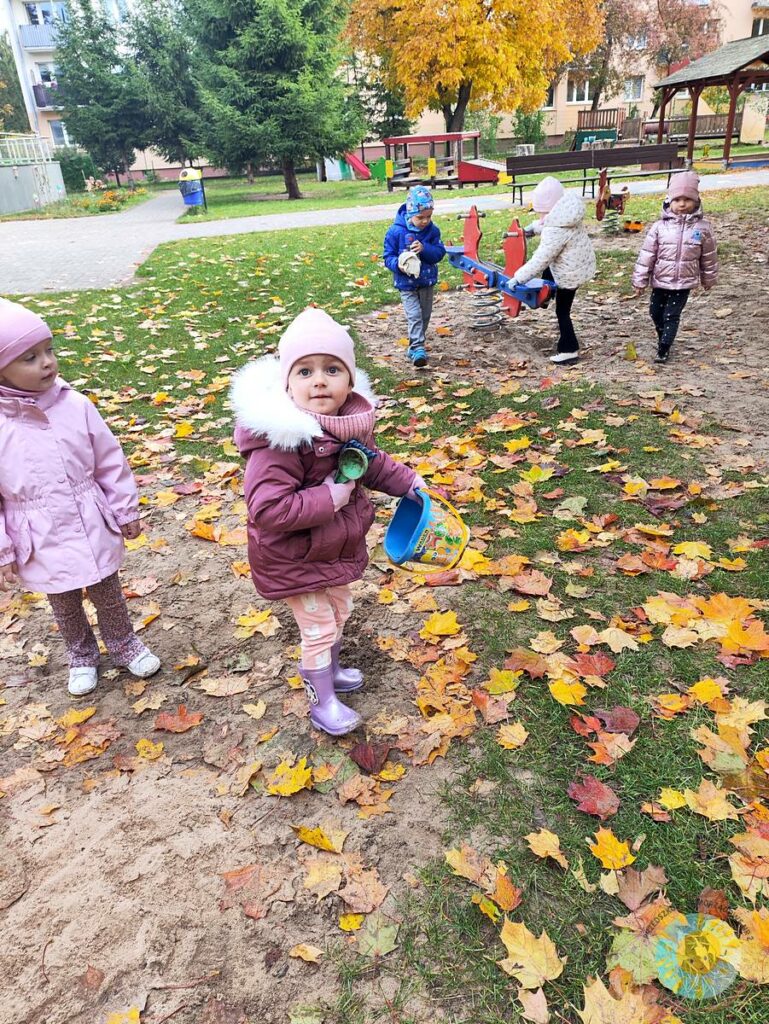 Bawiące się dzieci na przedszkolnym placu zabaw - Przedszkole Samorządowe Nr 2 Pod Słonkiem w Białymstoku