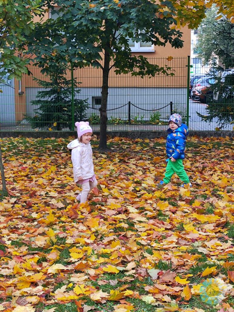 Bawiące się dzieci w ogrodzie przedszkolnym - Przedszkole Samorządowe Nr 2 Pod Słonkiem w Białymstoku