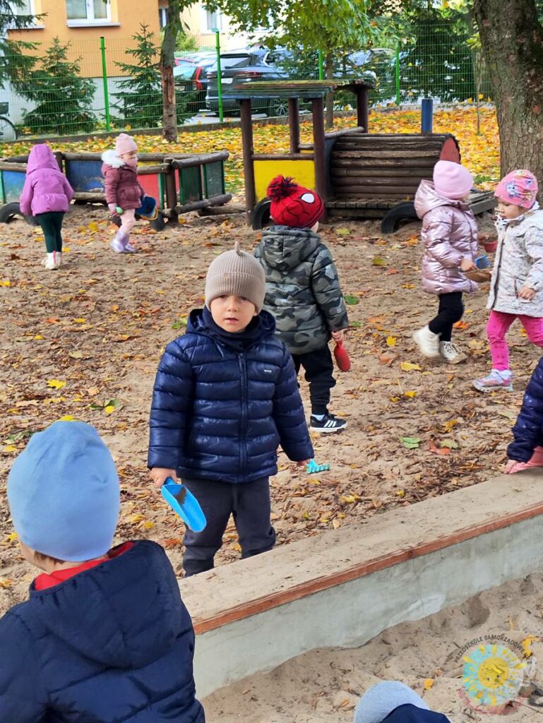 Bawiące się dzieci w ogrodzie przedszkolnym - Przedszkole Samorządowe Nr 2 Pod Słonkiem w Białymstoku