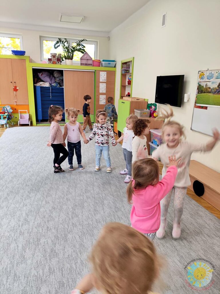 Bawiące się dzieci na dywanie przedszkolnym - Przedszkole Samorządowe Nr 2 Pod Słonkiem w Białymstoku