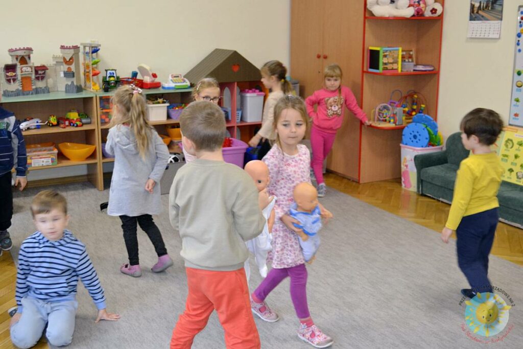 Siedzące dzieci na dywanie, które biorą udział w zajęciach - Przedszkole Samorządowe Nr 2 Pod Słonkiem w Białymstoku