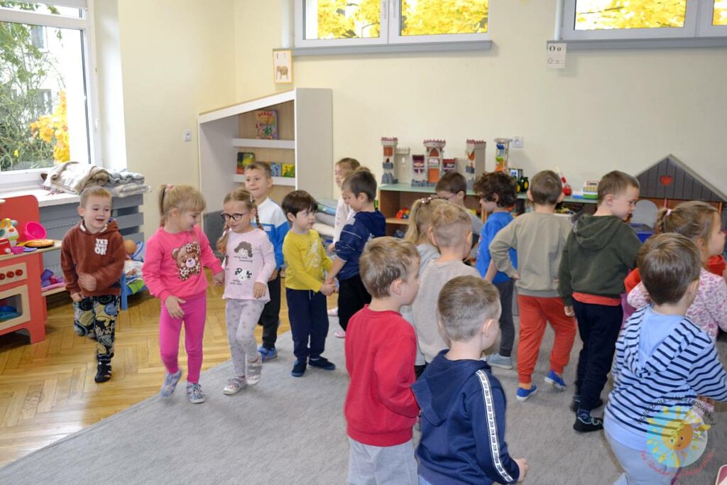 Dzieci bawiące się na zajęciach ruchowych - Przedszkole Samorządowe Nr 2 Pod Słonkiem w Białymstoku