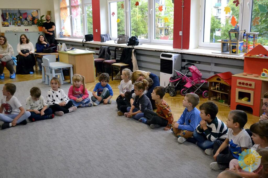 Grupka rodziców uczestniczy w zajęciach otwartych  - Przedszkole Samorządowe Nr 2 Pod Słonkiem w Białymstoku 