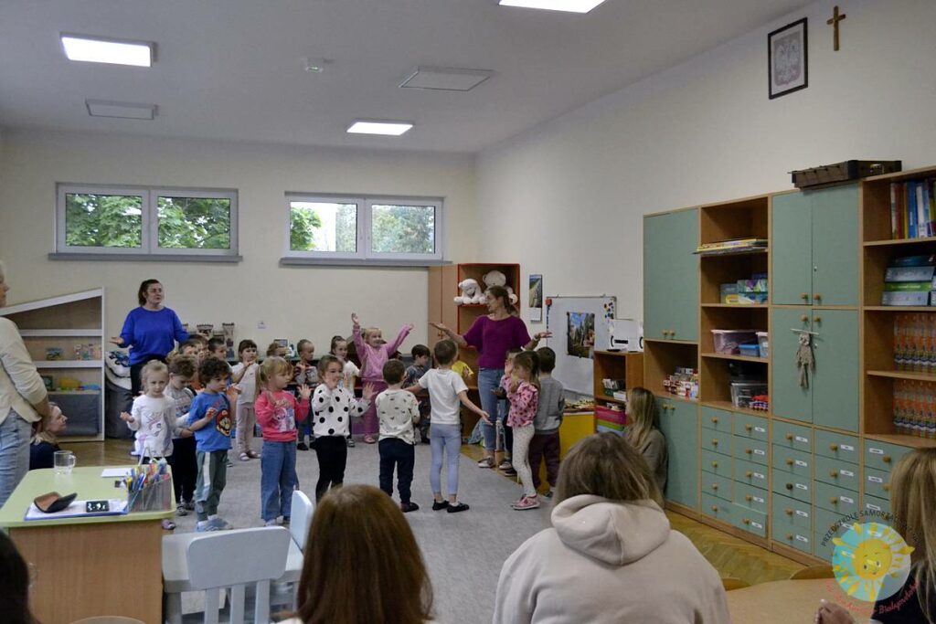 Grupka rodziców uczestniczy w zajęciach otwartych  - Przedszkole Samorządowe Nr 2 Pod Słonkiem w Białymstoku 