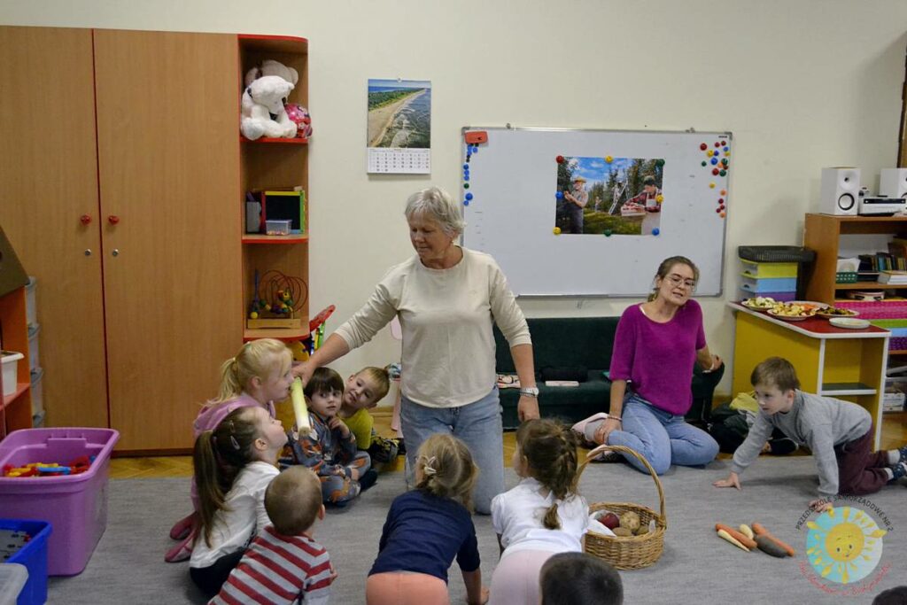 Grupka rodziców uczestniczy w zajęciach otwartych  - Przedszkole Samorządowe Nr 2 Pod Słonkiem w Białymstoku 