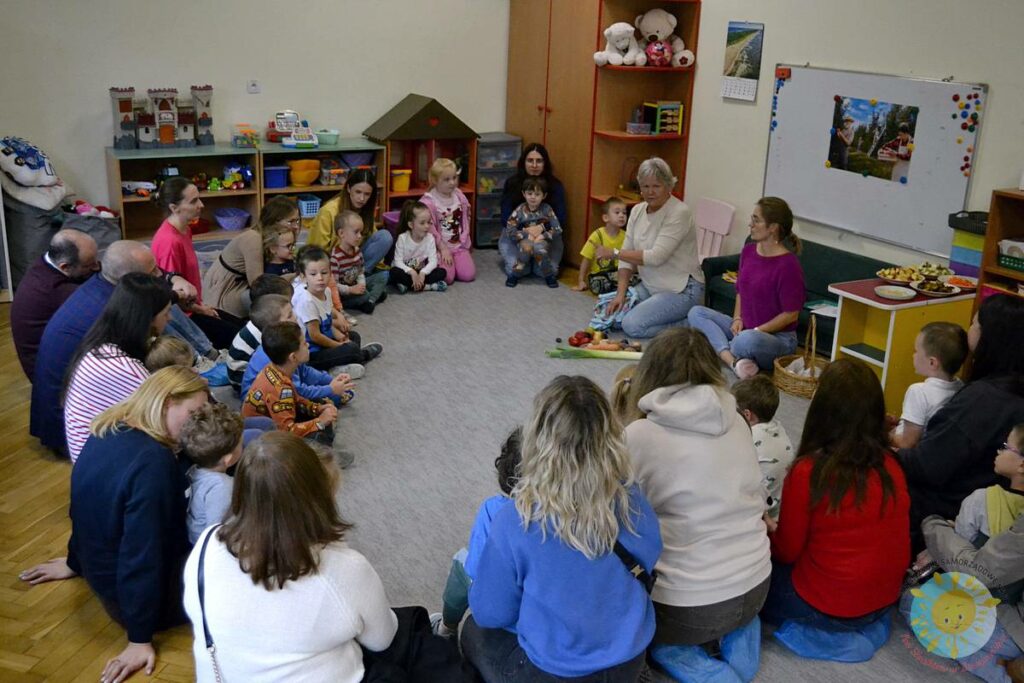 Grupka rodziców uczestniczy w zajęciach otwartych  - Przedszkole Samorządowe Nr 2 Pod Słonkiem w Białymstoku 