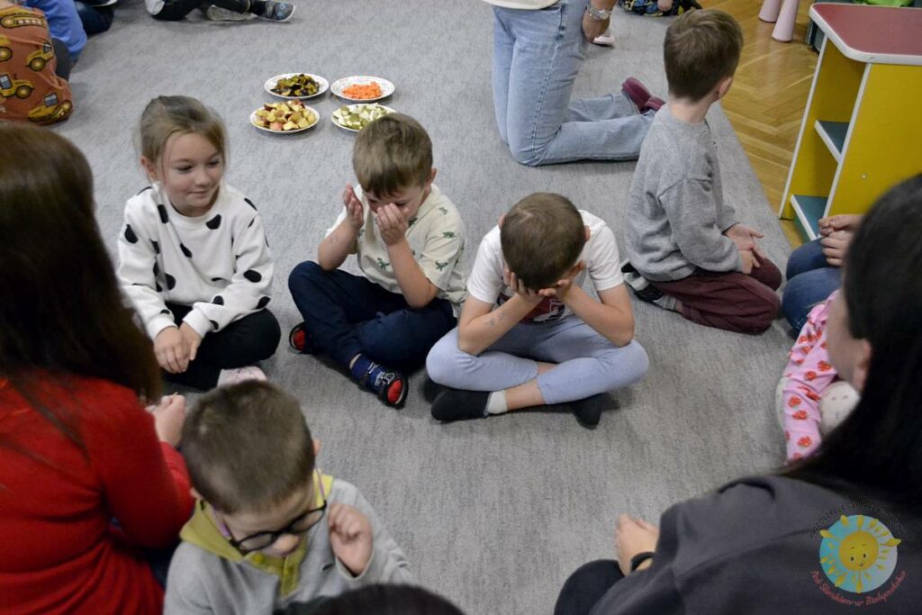 Grupka rodziców uczestniczy w zajęciach otwartych  - Przedszkole Samorządowe Nr 2 Pod Słonkiem w Białymstoku 