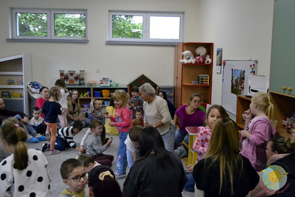 Grupka rodziców uczestniczy w zajęciach otwartych  - Przedszkole Samorządowe Nr 2 Pod Słonkiem w Białymstoku 