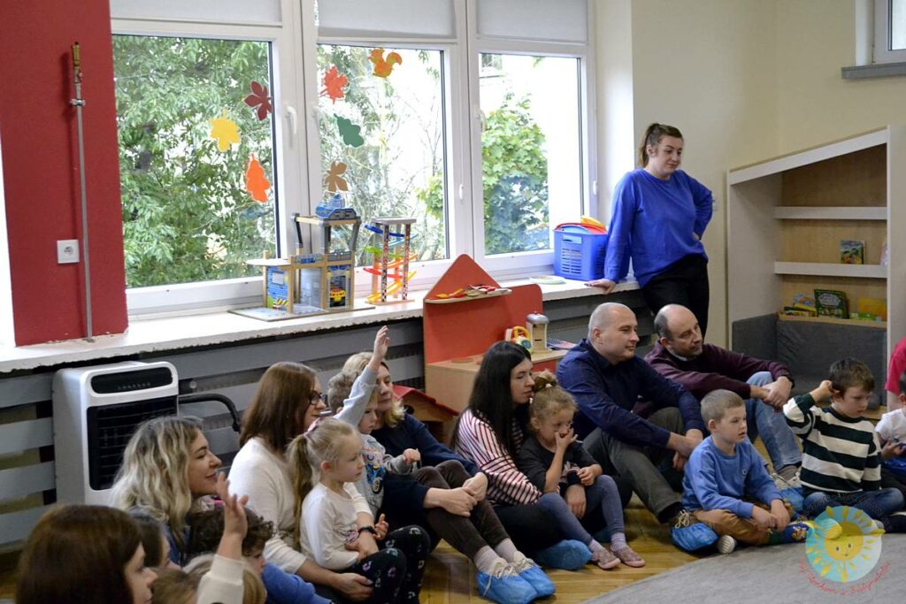 Grupka rodziców uczestniczy w zajęciach otwartych  - Przedszkole Samorządowe Nr 2 Pod Słonkiem w Białymstoku 