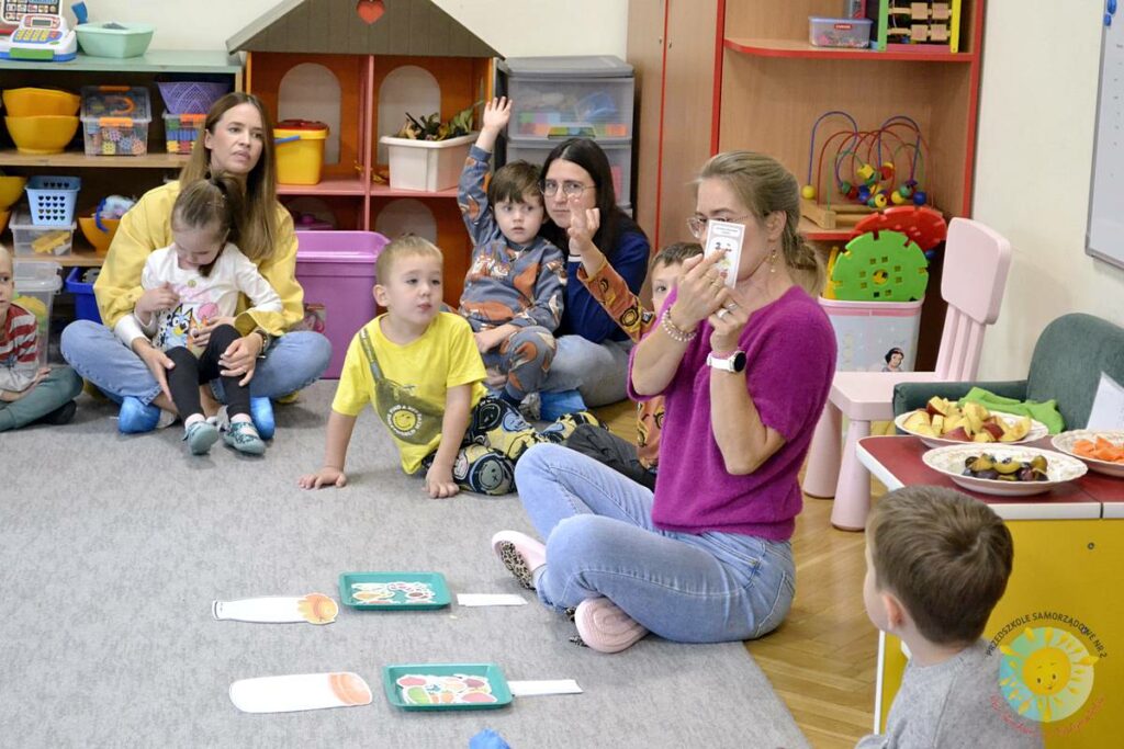 Grupka rodziców uczestniczy w zajęciach otwartych  - Przedszkole Samorządowe Nr 2 Pod Słonkiem w Białymstoku 