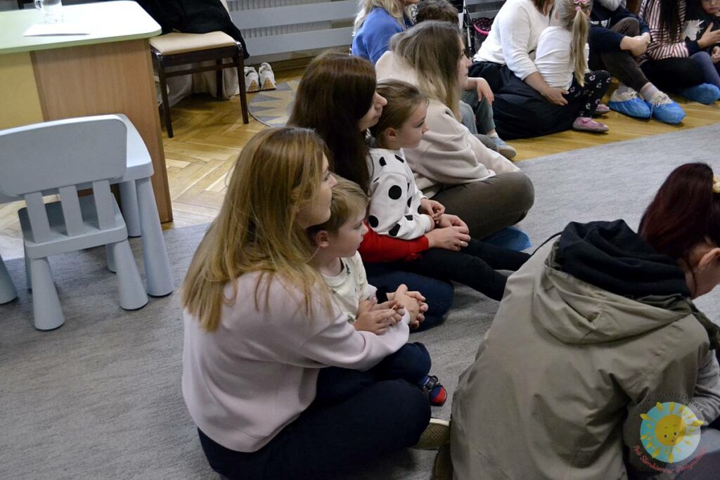 Grupka rodziców uczestniczy w zajęciach otwartych  - Przedszkole Samorządowe Nr 2 Pod Słonkiem w Białymstoku 