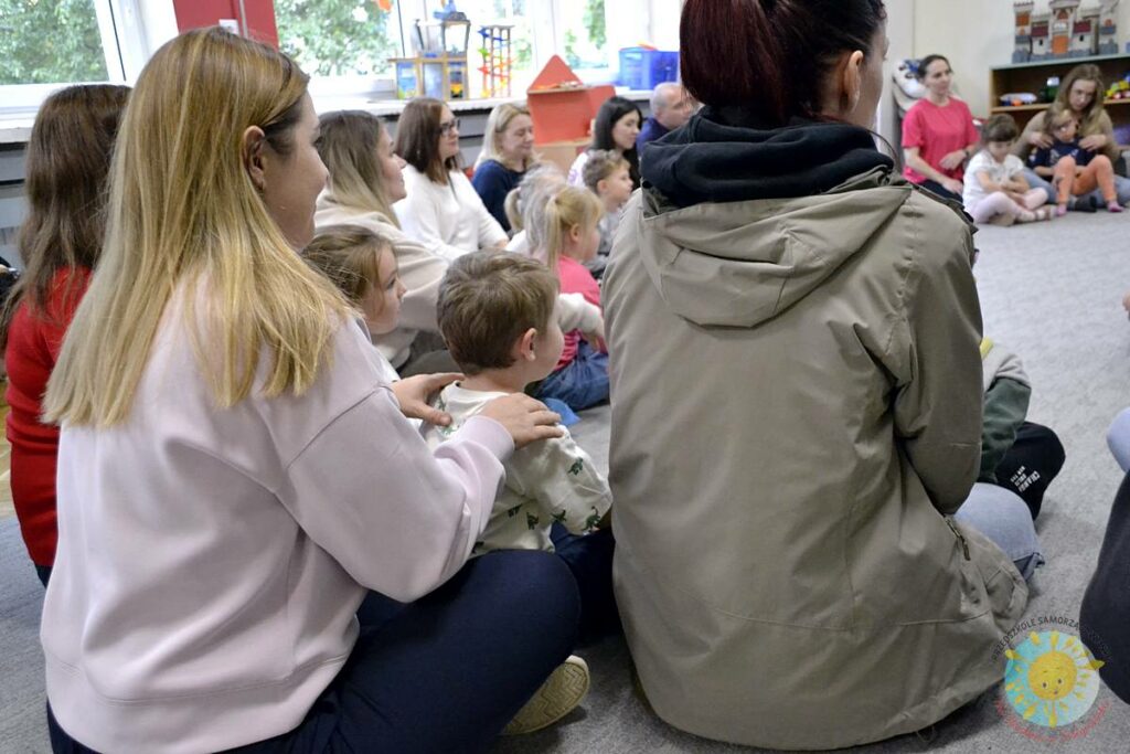 Grupka rodziców uczestniczy w zajęciach otwartych  - Przedszkole Samorządowe Nr 2 Pod Słonkiem w Białymstoku 