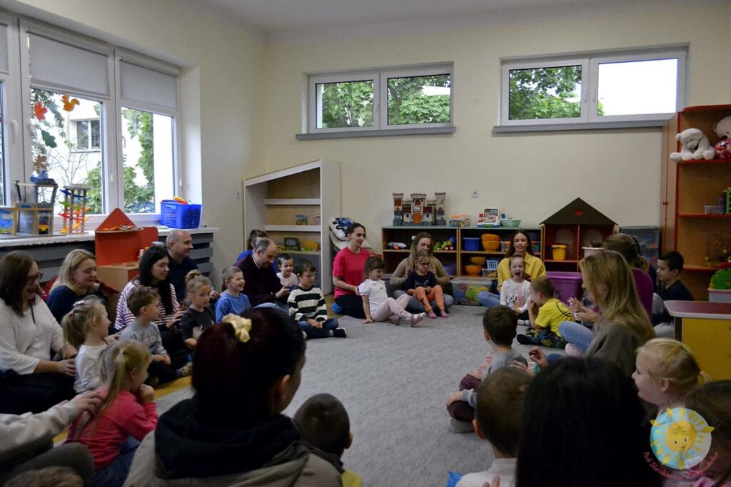 Grupka rodziców uczestniczy w zajęciach otwartych  - Przedszkole Samorządowe Nr 2 Pod Słonkiem w Białymstoku 