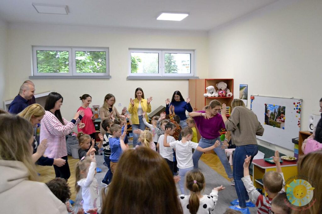 Grupka rodziców uczestniczy w zajęciach otwartych  - Przedszkole Samorządowe Nr 2 Pod Słonkiem w Białymstoku 