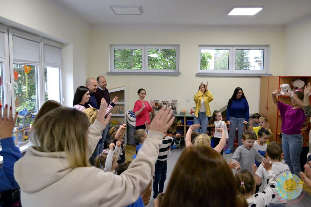 Grupka rodziców uczestniczy w zajęciach otwartych  - Przedszkole Samorządowe Nr 2 Pod Słonkiem w Białymstoku 