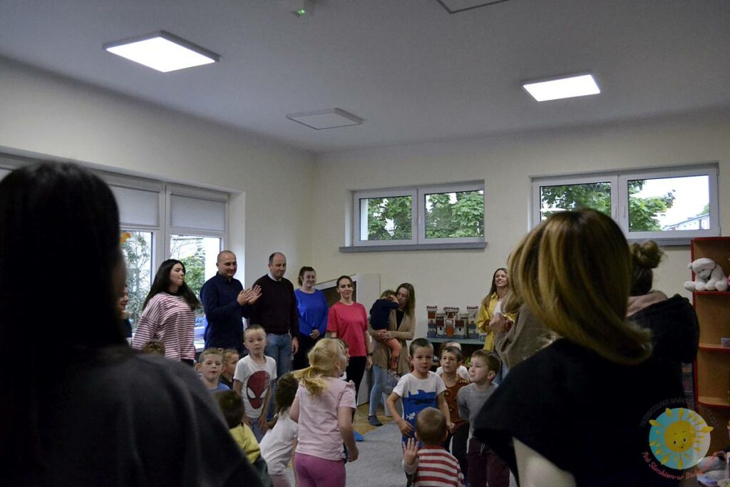 Grupka rodziców uczestniczy w zajęciach otwartych  - Przedszkole Samorządowe Nr 2 Pod Słonkiem w Białymstoku 