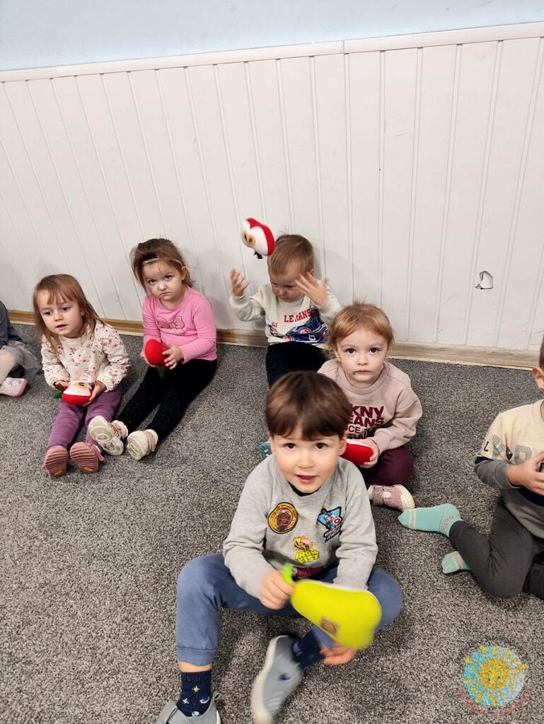 Siedzące dzieci na dywanie, które biorą udział w zajęciach - Przedszkole Samorządowe Nr 2 Pod Słonkiem w Białymstoku
