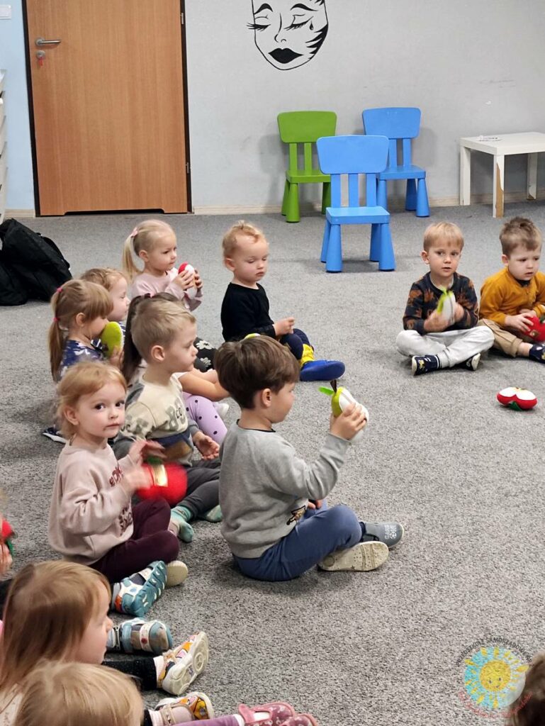 Siedzące dzieci na dywanie, które biorą udział w zajęciach - Przedszkole Samorządowe Nr 2 Pod Słonkiem w Białymstoku