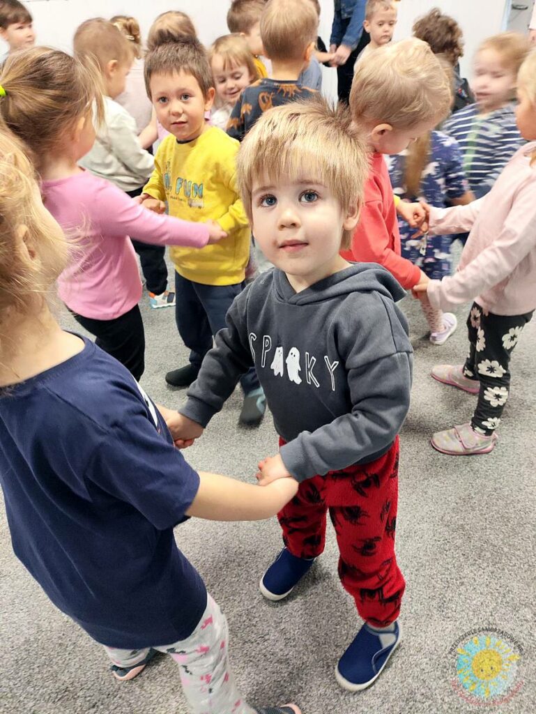 Dzieci bawiące się na zajęciach ruchowych - Przedszkole Samorządowe Nr 2 Pod Słonkiem w Białymstoku