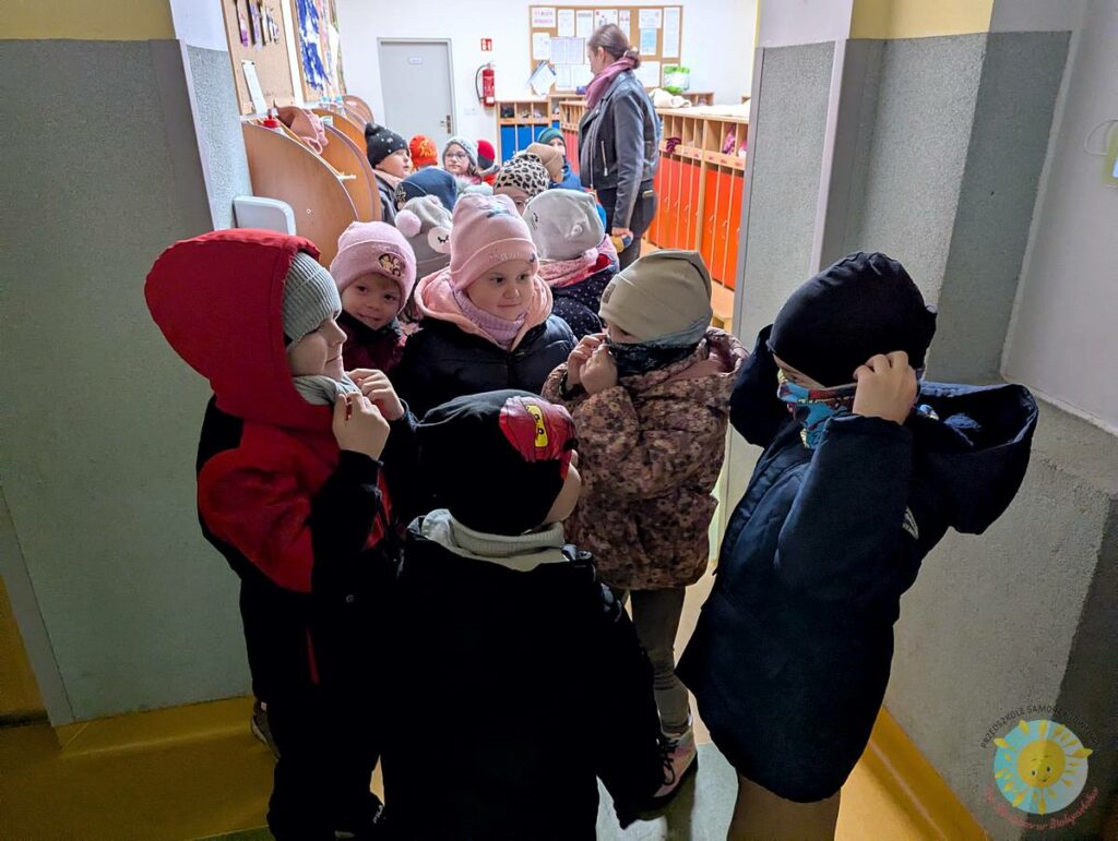 Dzieci na cmentarzu wojskowym - Przedszkole Samorządowe Nr 2 Pod Słonkiem w Białymstoku