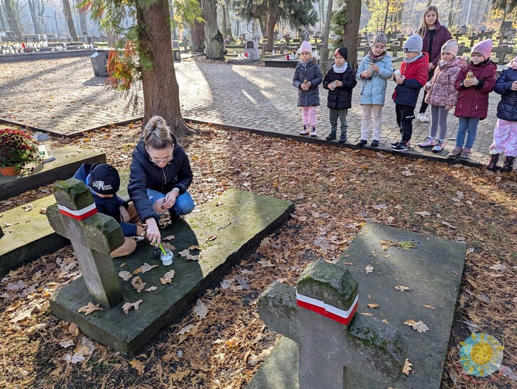 Dzieci na cmentarzu wojskowym - Przedszkole Samorządowe Nr 2 Pod Słonkiem w Białymstoku