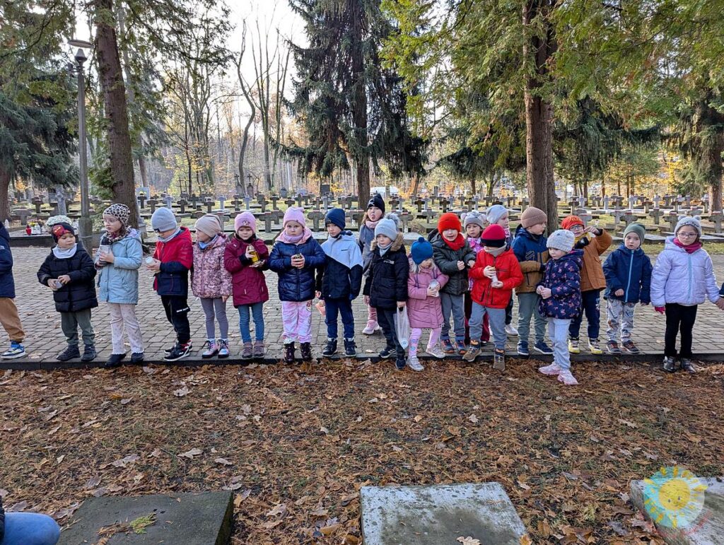 Dzieci na cmentarzu wojskowym - Przedszkole Samorządowe Nr 2 Pod Słonkiem w Białymstoku