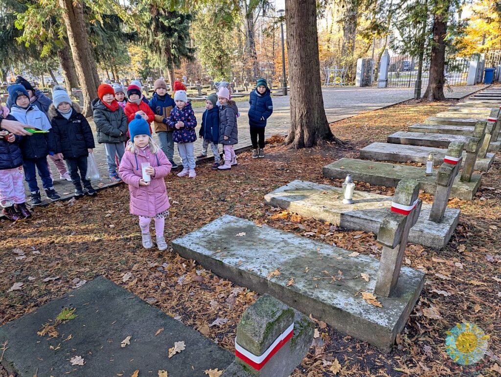 Dzieci na cmentarzu wojskowym - Przedszkole Samorządowe Nr 2 Pod Słonkiem w Białymstoku