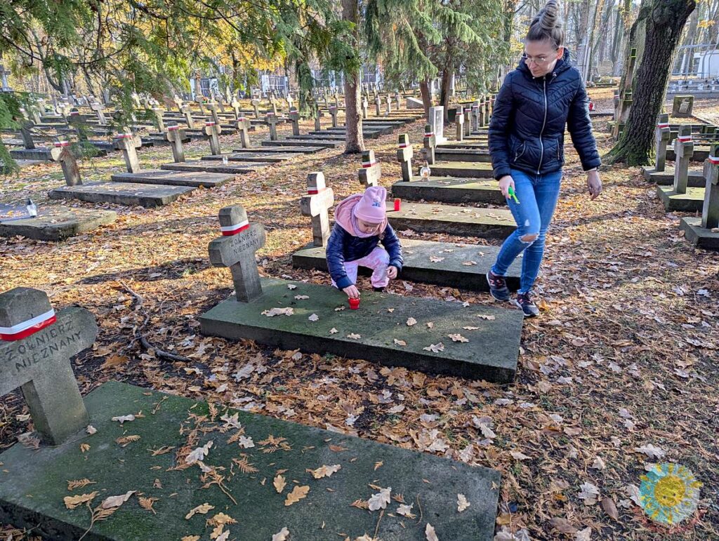 Dzieci na cmentarzu wojskowym - Przedszkole Samorządowe Nr 2 Pod Słonkiem w Białymstoku