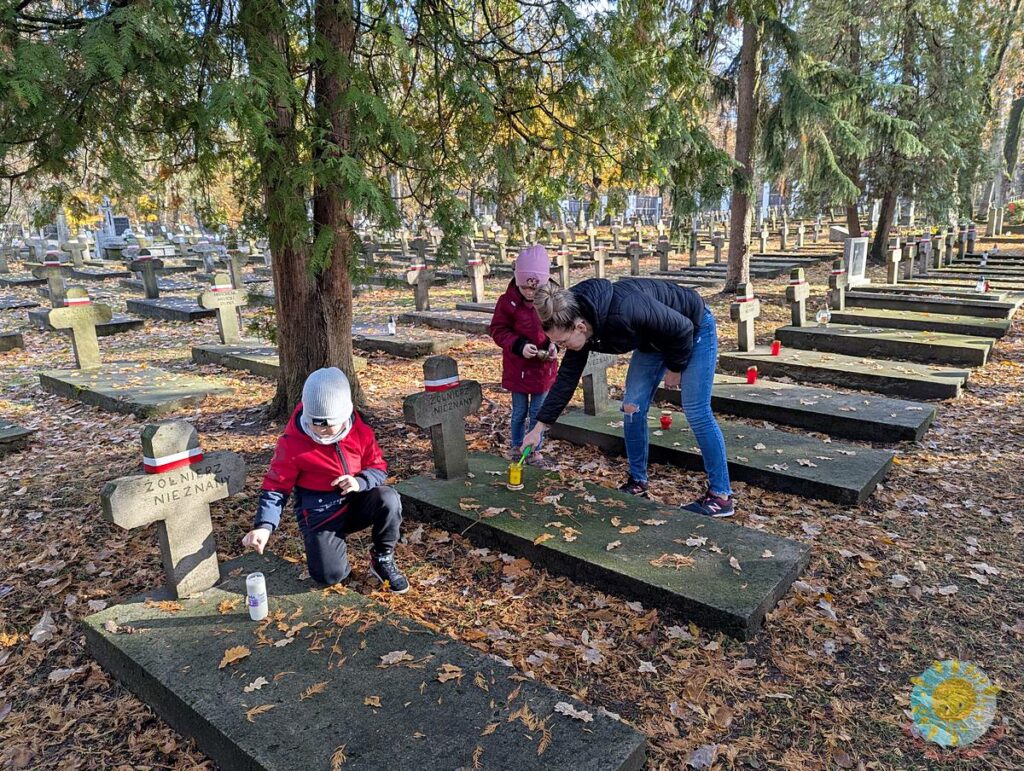 Dzieci na cmentarzu wojskowym - Przedszkole Samorządowe Nr 2 Pod Słonkiem w Białymstoku