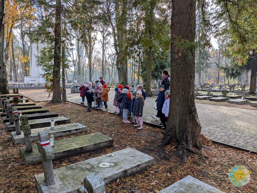 Dzieci na cmentarzu wojskowym - Przedszkole Samorządowe Nr 2 Pod Słonkiem w Białymstoku