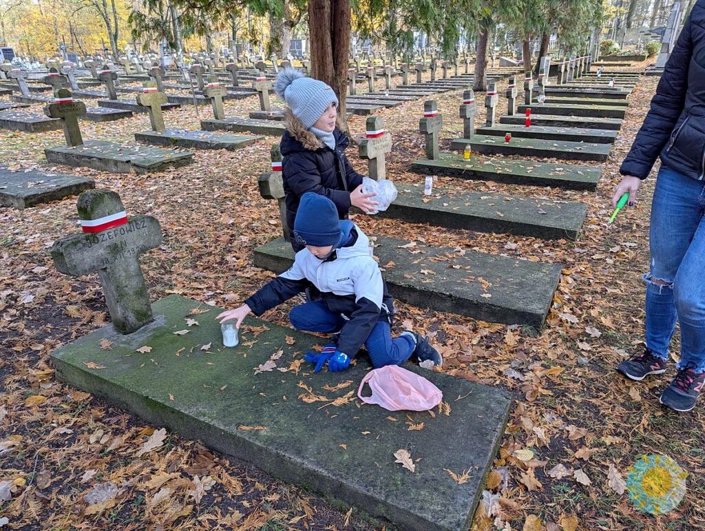 Dzieci na cmentarzu wojskowym - Przedszkole Samorządowe Nr 2 Pod Słonkiem w Białymstoku