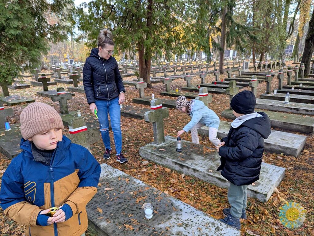 Dzieci na cmentarzu wojskowym - Przedszkole Samorządowe Nr 2 Pod Słonkiem w Białymstoku